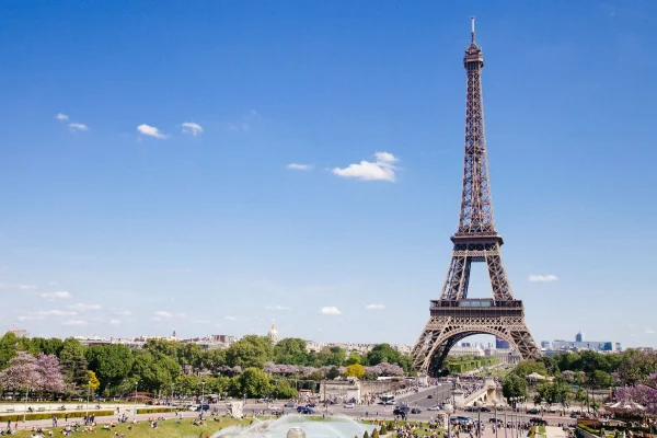 eiffel tower main entrance