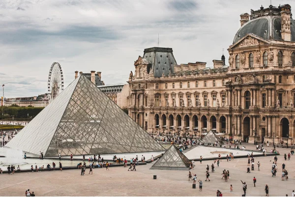 louvre museum main entrance