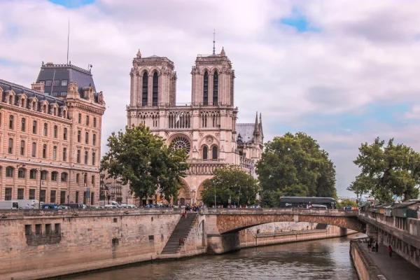 notre dame main entrance